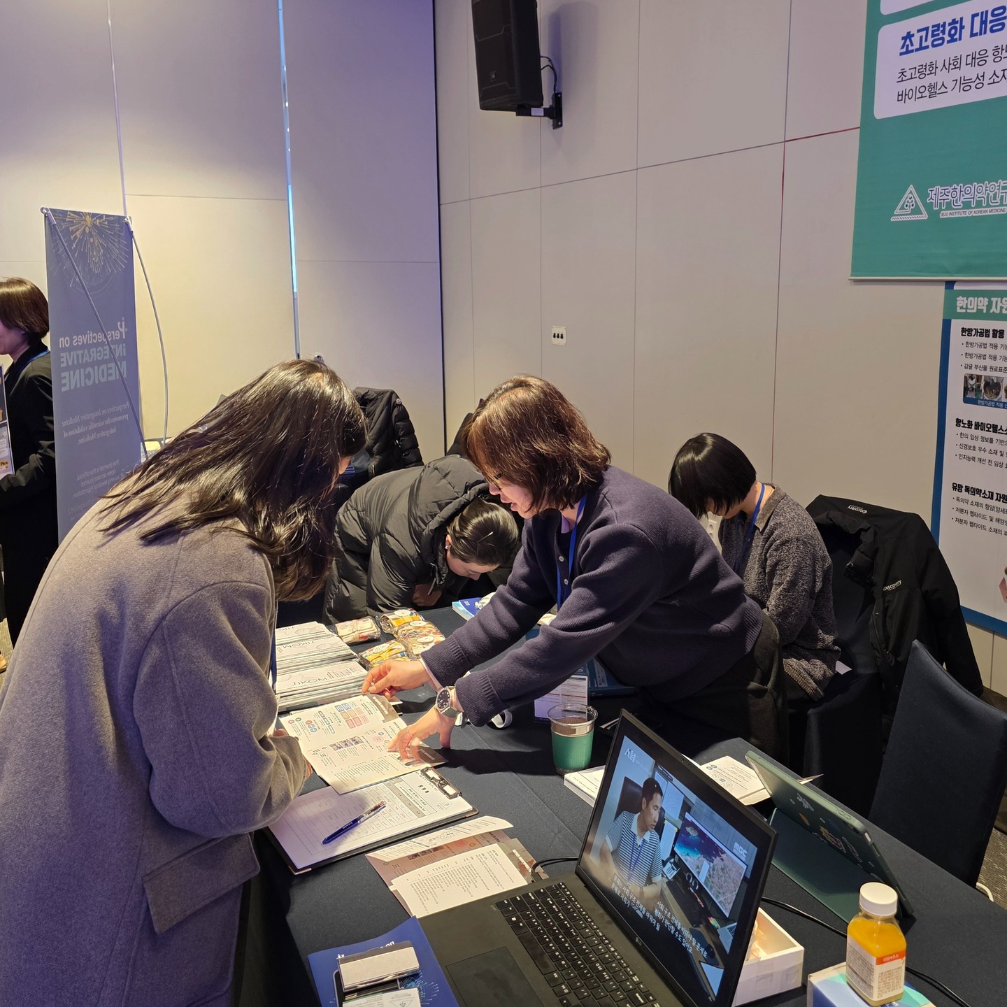 2026년 1월 6일부터 9일까지 
여수 베네치아호텔 & 리조트 컨벤션센터에서 개최된 2026 NAPA 국제학술대회에 참가하였습니다

본 학술대회는 항노화, 영양, 운동, 비만, 암 등을 주제로 최신 국제 연구 동향을 공유하는 자리로, 연구원은 관련 학술 세션에 참석하여 최신 연구 흐름을 파악하고 기관 연구 방향과의 연계 가능성을 모색하였습니다.

또한 학술대회 기간 동안 홍보부스를 운영하여 제주 특화 천연물 기반 연구성과와 연구 인프라를 소개하고, 국내외 연구자들과 공동연구 및 기술협력 가능성에 대해 논의하였습니다.

제주한의약연구원은 앞으로도 국제 학술 교류를 확대하고, 제주 기반 한의약 연구의 전문성과 경쟁력을 높이는 데 기여하겠습니다.

#제주한의약연구원 #napa2026