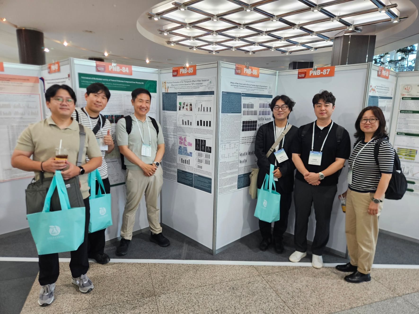 한국응용생명화학회 국제학술대회 참가🧬
지난 6월 30일, 제주국제컨벤션센터에서 열린 ‘2025 한국응용생명화학회 국제학술대회(KSABC)’에 참가하였습니다.

이번 학술대회는 전 세계 10개국 연구자들이 모여 천연물 기반 바이오소재의 기능성 검증, 생리활성물질·생의학·대사 조절 전략 등 다양한 최신 연구 동향과 산업 적용 사례를 공유하는 자리였습니다.

우리 연구원은 천연물소재와 질환 간의 관련성에 주목하며, 비만·당뇨·이상지질혈증 등 난치성 질환에 대한 기능성 식품 및 약물 개발 관련 전략을 중심으로 학술적 교류와 공동연구 기회를 모색하였습니다.

#제주한의약연구원 #KSABC2025 #응용생명화학회 #천연물연구 #기능성소재 #RNA연구 #바이오소재 #한의약융합
#국제학술대회 #제주ICC