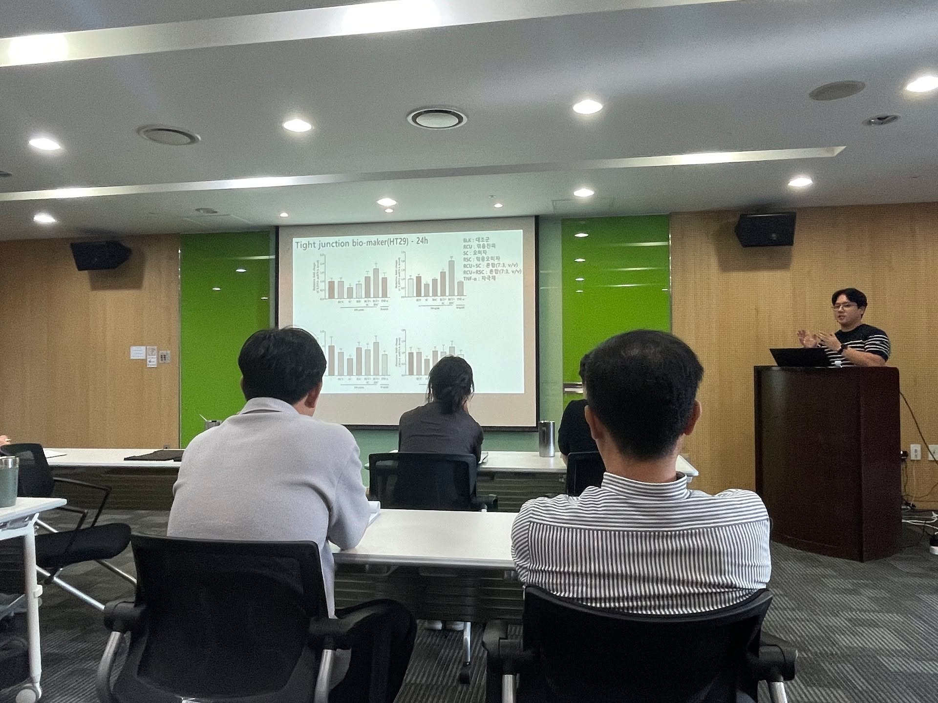 2025 제3차 연구자 자체역량강화 모둠토의 개최
지난 6월 27일, 연구자의 역량 강화와 연구성과 창출을 위한 ‘제3차 연구자 모둠토의’를 개최하였습니다.

이번 토의는 organoid 기반 독의약 소재, 다기능성 한의약소재 등 첨단 융합연구의 전략적 추진을 위한 내부 공유와 함께
내·외부 연구사업 진행 현황, 성과지표·추진과제 이행 상황, 애로사항 개선 및 효율적 대책 마련 등을 중심으로 진행되었습니다.

글로벌 규제 환경에 선제적으로 대응하고, 레드바이오 산업화 기반을 다지는 데 기여할 수 있도록 자유롭고 실질적인 논의가 오간 뜻깊은 자리였습니다.

#제주한의약연구원 #연구자모둠토의 #한의약융합연구
#organoid #레드바이오 #연구역량강화 #성과관리 #한의약소재