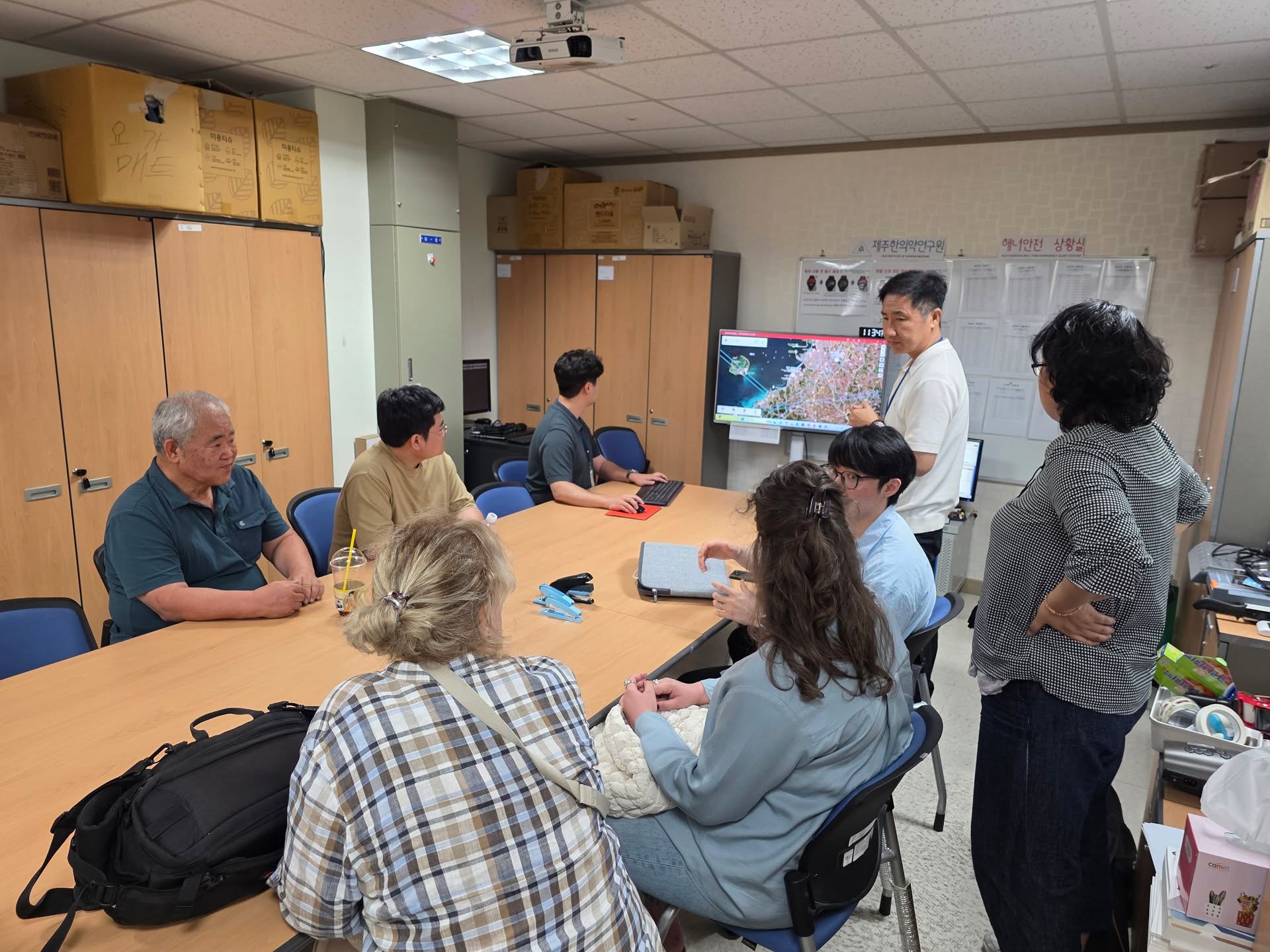 지난 6월 25일, 제주한의약연구원은 ‘민관협력 연구 연계 해외기업 투자유치를 위한 협력 간담회’를 진행하였습니다🌍

제주의 한의약자원을 활용한 연구 내용을 소개하고,
러시아 기업 MEDIMPEKS 등과의 협력방안도 활발히 논의하며
글로벌 진출과 지속 가능한 연구 교류 기반을 다지는 뜻깊은 시간이었습니다.

#제주한의약연구원 #민관협력 #해외투자유치 #MEDIMPEKS
#한의약자원 #바이오협력 #제주바이오산업