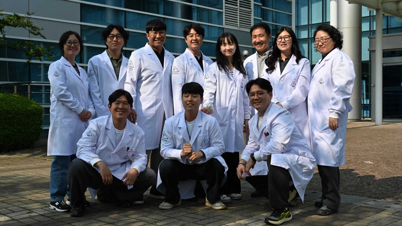 제주에서 피어난 한의약의 미래...제주한의약연구원, 지역 살리는 과학이 되다(2025. 5. 29., 제주도민일보)

- 기술과 자원 융합을 통한 미래형 공공의료 설계
- 실시간 데이터 기반의 해녀 대상 안전 대응 체계
- 고령자·도민 대상 질환 중심의 지역 밀착형 공공의료

[제주도민일보 최지희 기자]고령화, 환경문제, 삶의 질 저하 등 복합적인 지역 과제를 한의약의 과학화로 돌파구를 찾으려는 곳이 있다. 제주한의약연구원은 지난 9년간 도민 삶에 밀착한 연구를 통해, 버려지던 귤껍질과 봉독, 감귤잎, 해양소재 등 제주 자원을 기능성 건강소재로 되살리고 고령 해녀의 생명을 지키는 스마트 헬스케어 실증사업까지 확장하며 새로운 공공의료 모델을 구축해가고 있다. <편집자주>

“위이잉~위이잉…해녀 활동 지역에 긴급 상황이 발생했습니다.”

제주한의약연구원 회의실 한켠, 데이터 수집 시스템에 연결된 모니터에서 경고음이 울렸다. 설정된 조업 반경을 벗어난 해녀의 위치정보가 포착된 것이다. 실시간으로 전송되는 심박수, 낙상 여부, 위치정보는 연구원 관계자들의 즉각 대응을 유도하며 시스템은 위험 상황에 대한 경고를 시각과 청각으로 알린다. 바다 현장에서 발생할 수 있는 생명 위기를 기술과 한의학이 함께 감지하고 대응하는 방식이다. 단순한 기계적 알림 수준을 넘어선 보다 정교하고 통합적인 안전 대응 체계다. 이 실증 시스템은 맥진이라는 전통 한의 진단법과 스마트 기술을 융합한 제주한의약연구원의 새로운 디지털 한의약 실험이다.

지난 2016년 개원한 재단법인 제주한의약연구원(원장 송민호)은 '한의약 산업의 과학화와 정보화'를 비전으로 제주 지역의 보건복지 향상과 한의약 산업기반 조성을 위한 연구개발을 지속적으로 추진해왔다. 지난 9년간 도민 밀착형 연구를 꾸준히 수행한 제주한의약연구원은 특히 제주 특화자원과 고령화 문제를 결합한 현장 중심의 연구성과를 통해 그 결과를 실증사업과 공공의료 정책으로 연결하고 있다. 그 활동은 단일 프로젝트에 그치지 않고 공공의료의 외연을 지역 전반으로 확장하고 있다.

◼ 귤껍질에서 시작된 과학화…법제기술로 '기능성' 입증
◼ 벌을 해치지 않고 얻은 자원…봉독의 잠재력
◼ 고령화에 대응하는 디지털 헬스케어 실험
◼ 공공의료의 외연 확장…비만과 고령자 질환 대응까지
◼ 기술이전과 협업…산업화로 연결되는 연구 성과
◼ 전문인력 양성과 국제 교류도 활발

자세한 내용은 제주한의약연구원 홈페이지(https://www.jikom.or.kr)-보도자료에 게시된 보도자료를 참고해주시기 바랍니다.

출처 : 제주도민일보(https://www.jejudomin.co.kr)

#제주한의약연구원 #한의약과학화 #스마트헬스케어 #디지털한의학 #공공의료모델 #레드바이오 #제주특화자원 #고령화대응 #기능성소재 #봉독연구 #맥진기술 #해녀안전 #헬스케어실증사업 #지역밀착연구 #제주도민일보