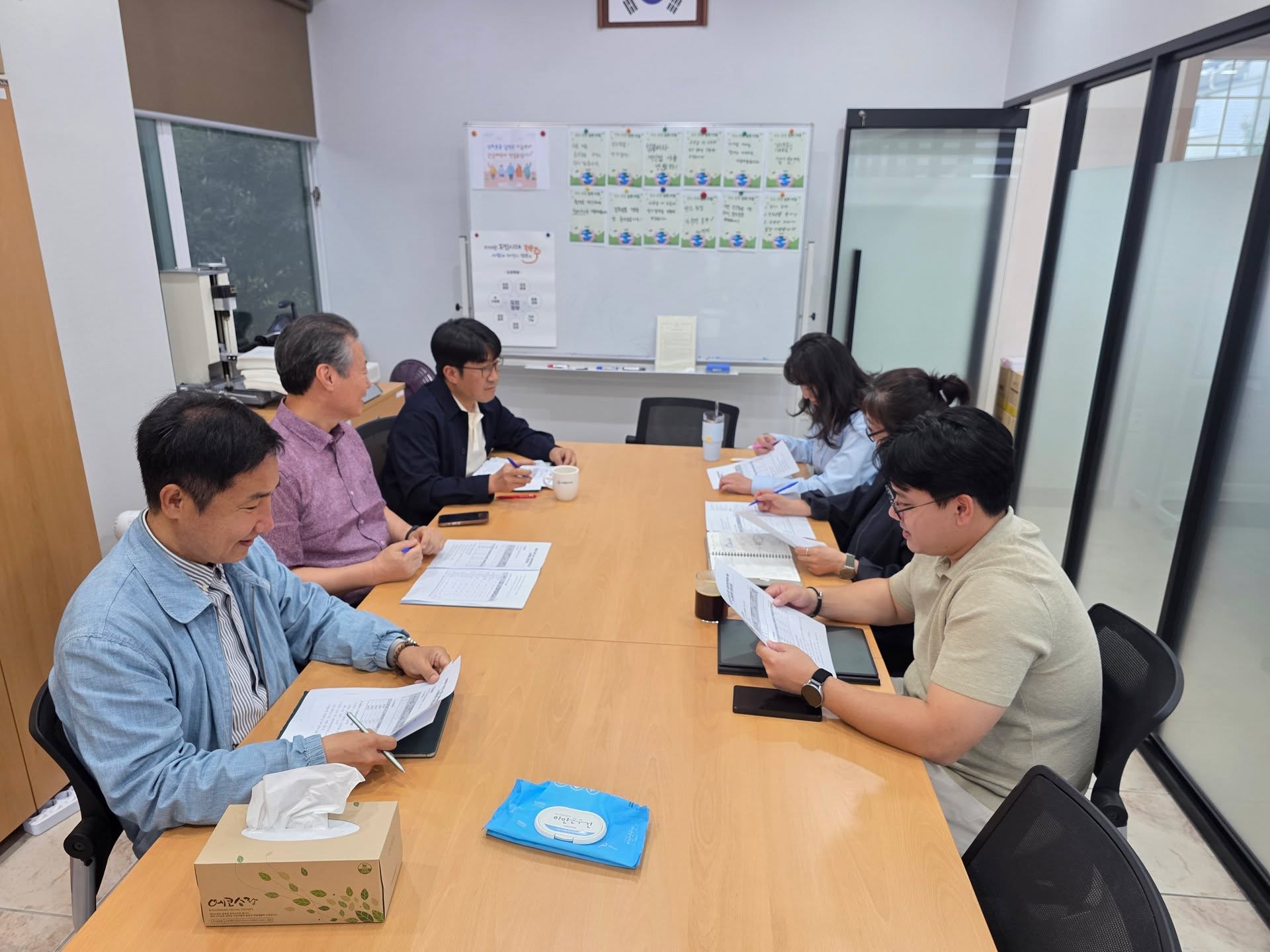 제주한의약연구원은 기관의 신뢰와 협력을 기반으로 한 상생의 노사관계 구축을 위해 노사협의회를 구성·운영하고 있습니다.

참여와 소통을 통해 상호 존중하는 조직문화를 조성하고, 안정적인 인사관리 체계를 마련해 나가겠습니다.

#제주한의약연구원 #노사협의회 #참여소통 #상호존중