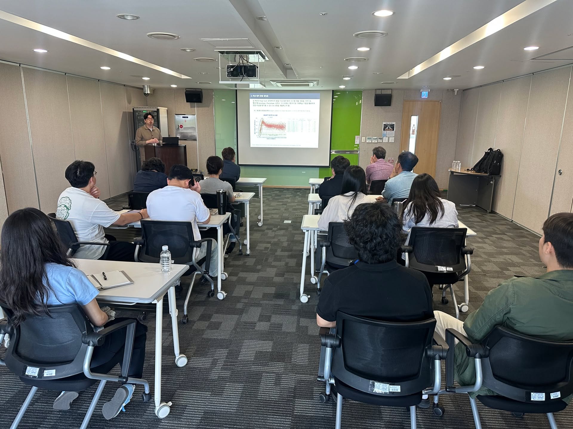 지난 5월 30일, 제주해녀의 심박 건강 관리를 위한 이상 탐지 모델 개발을 주제로 임상연구세미나를 개최하였습니다.

심박변이도 기반 자율신경계 검사 및 통계적 예측 방법론 등을 중심으로 연구 기반 강화를 위한 논의가 이루어졌습니다.

#제주한의약연구원 #한의임상연구 #공공의료 #심박변이도 #자율신경계 #제주해녀 #연구세미나