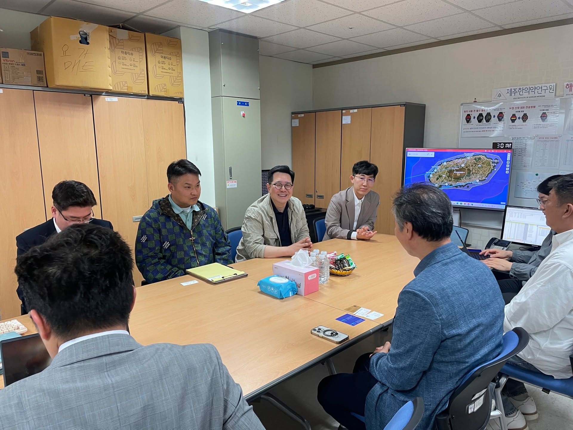 4월 30일, 원광대학교 한방병원 관계자분들이 연구원을 찾아와 뜻깊은 교류의 시간을 가졌습니다.
한의약 발전을 위한 다양한 의견이 오가며 유익한 만남이 되었습니다.

앞으로도 상호 협력을 통해 한의학의 가치를 널리 확산해 나가겠습니다🌿

#제주한의약연구원 #원광대한방병원 #한의약교류 #의료협력 #한의학발전