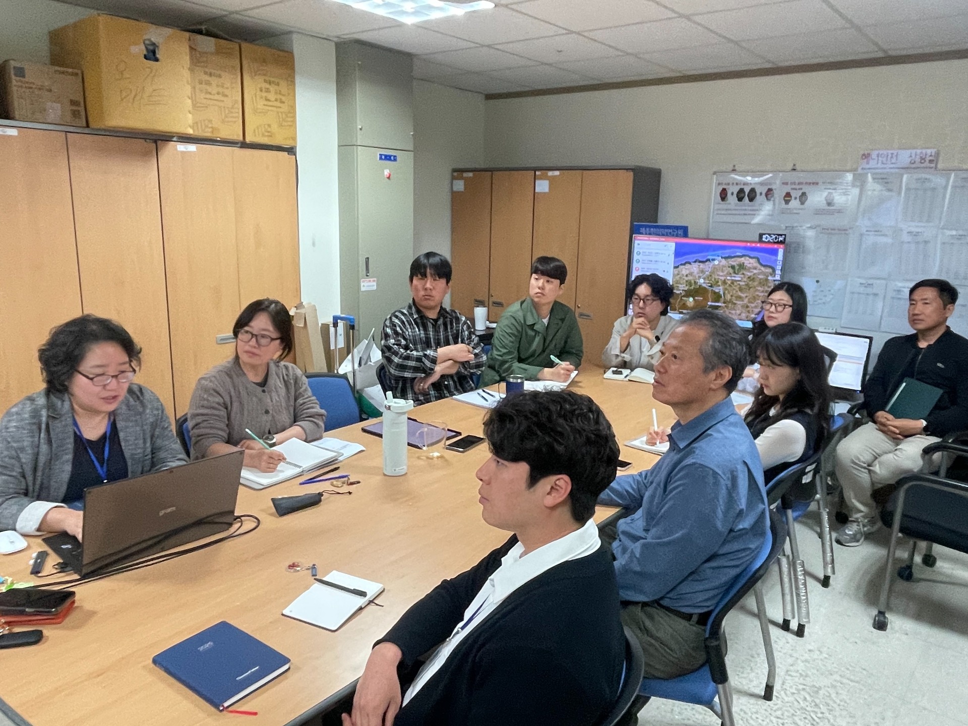 2025년 제2차 제주한의약연구원 연구자 자체역량강화 모둠토의(2025. 4. 24.)

연구자 간 소통 강화와 연구과제 효율적 운영을 위해 연구개발팀 주관으로 모둠토의를 진행하였습니다!

📝 주요 내용
- 내·외부 연구사업 현황 공유 및 애로사항 점검
- 추진과제 수행 결과 및 성과목표 검토
- 의견수렴을 통한 연구성과 창출 기반 강화

지속적인 협업과 소통을 통해 더욱 내실 있는 연구환경을 만들어갑니다! 

#제주한의약연구원 #연구자 #모둠토의 #연구성과공유