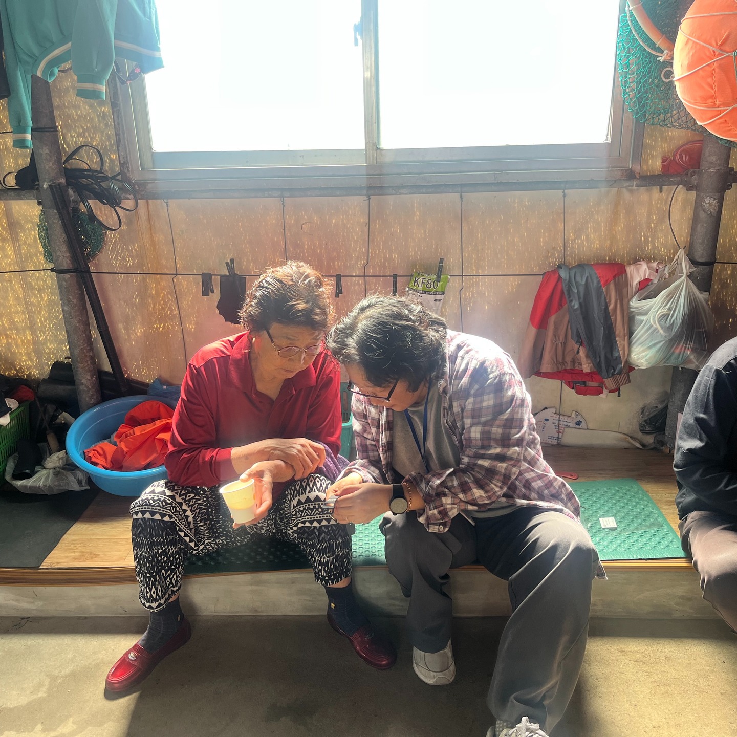 🌊제주해녀 웨어러블 재교육 & 방문관리를 진행했습니다!
2025 제주해녀 헬스케어 실증사업의 일환으로, 고령 해녀 분들의 웨어러블 기기 활용 능력을 높이고 장치 점검 및 수리를 위한 현장 방문을 진행했습니다.

· 일정: 2025. 4. 18. ~ 4. 29.
· 장소: 신창, 고산, 금능, 고내, 태흥, 조천, 동일리, 색달 어촌계

· 주요 내용
- 웨어러블 장치 재교육 (작동법 & 위험신호 전송 등)
- 장치 착용 현황 점검 및 사용 권장
- 고장 장치 회수 및 무상 A/S 접수
- 장비 사용 애로사항 청취 및 개선 방안 마련
- 조업 일정 파악 및 맞춤 대응 계획 수립

앞으로도 안전하고 효율적인 해녀 활동을 위한 실시간 건강 모니터링 체계를 강화해 나가겠습니다💪

#제주한의약연구원 #제주해녀헬스케어 #스마트워치 #제주해녀 #해녀세이프버디 #해녀safebuddy #폭싹속았수다