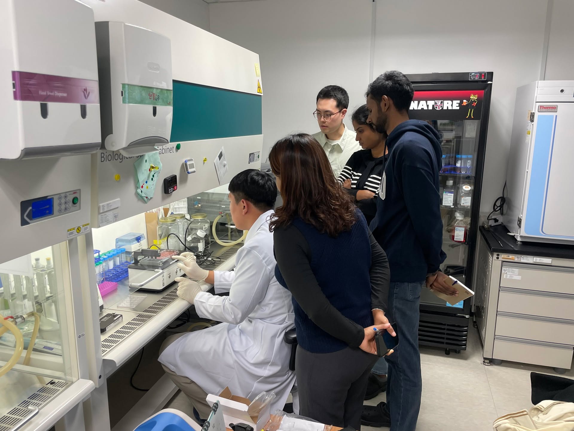 연구 전문인력 양성 교육 성료🧑‍🔬 

제주한의약연구원이 11월 18일부터 21일까지 천연물 및 한의약 소재 유래 물질의 HPLC 분석 및 효능검증 실습 교육을 진행했습니다.🔬

제주대학교 대학원생과 바이오산업 종사자들을 대상으로 이론과 실습을 통해 HPLC와 고효율 시료 검색 시스템(Cytation 7)을 활용한 효능검증 능력을 배양하는 뜻깊은 시간이었습니다.👍

#제주한의약연구원 #연구전문인력 #인력양성