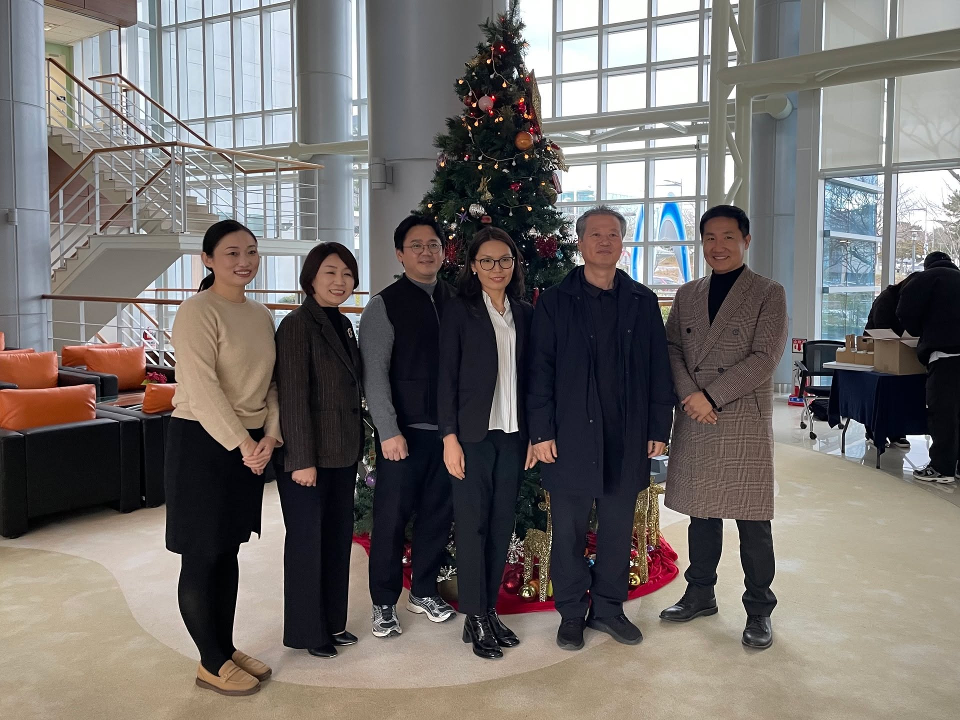 "몽골 약학대학교 x 제주한의약연구원"의 특별한 만남(2024. 12. 23.)

몽골 약학대학교(Mongolian University of Pharmaceutical Sciences, MUPS)와 제주한의약연구원이 함께한 뜻깊은 순간! 🙌
제주의 자연과 전통 한의약의 조화 속에서 새로운 가능성을 이야기했습니다🧪

몽골의 약학 지혜와 제주 한의약의 연구가 만난 자리🌏
국경을 넘어, 지식과 전통을 공유하며 만들어질 미래가 더욱 기대됩니다!

#제주한의약연구원 #몽골약학대학교 #글로벌협력 #한의약 #약학