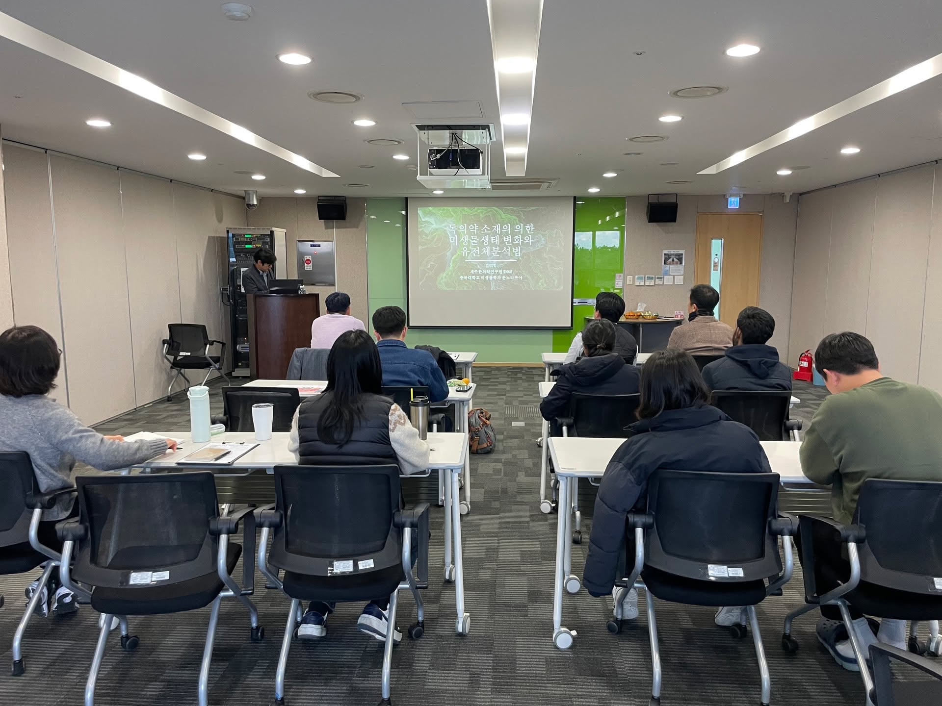 한의약 소재 활용 바이오산업 활성화 세미나(2024. 12. 10.)

🔍 세미나 주요 내용:
✔️ 독의약 소재에 의한 장내미생물 생태 변화와 유전체 분석법
✔️ HF-1a조절을 통한 폐섬유화 치료기전 연구 및 이를 이용한 특발성 폐섬유 치료제 개발
✔️ 한의약의 다각적 활용 가치에 관한 연구 동향 공유

한의약과 바이오산업의 융합을 통해 더 큰 성장을 이룰 수 있도록 노력하겠습니다!

#한의약소재 #바이오산업 #세미나 #독의약