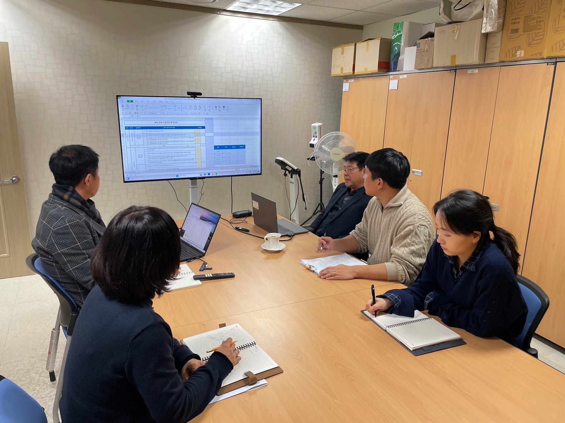 2024 ESG 회의 개최(2024. 12. 9.)

도내 최초로 획득한 ESG경영 인증에 대한 갱신을 위한 ESG경영 심의회의가 열렸습니다!
환경(Environment), 사회(Social), 지배구조(Governance)에 대한 회의를 통해
지속 가능한 발전을 위한 새로운 전략을 모색했습니다!

✔️ 환경친화적 경영 강화 방안
✔️ 사회적 책임 이행을 위한 프로젝트
✔️ 투명하고 윤리적인 거버넌스 정책 수립

함께 만들어갈 변화를 기대해주세요! 🌍

#ESG #지속가능성 #환경사회지배구조 #2024ESG경영인증