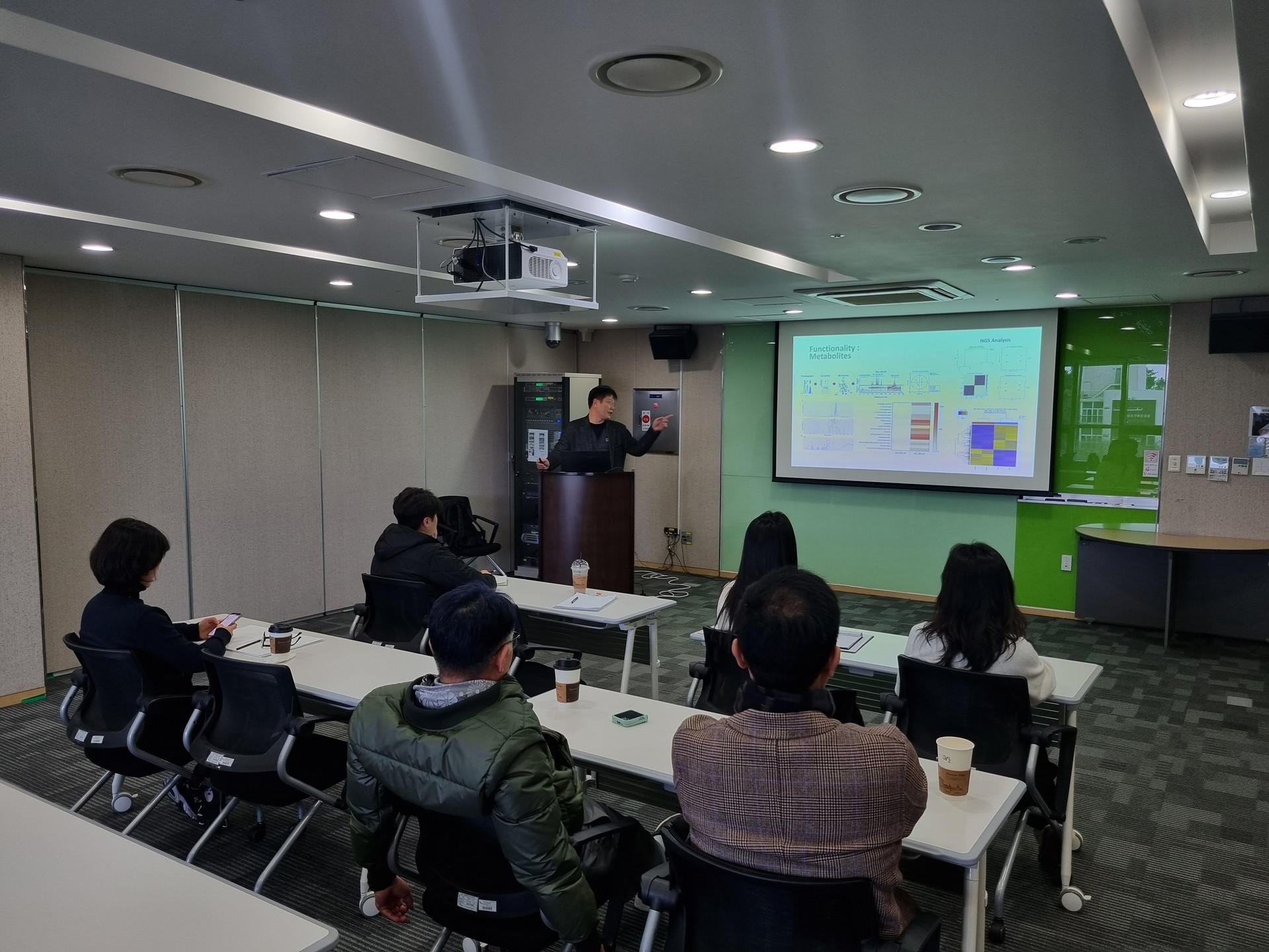 최신 연구 동향 세미나(2024. 12. 6.)
독의약 소재를 활용한 기능성 소재 개발의 가능성을 탐구하다🔬

독의약 소재의 혁신적 활용을 주제로 한 최신 연구 동향 세미나가 성공적으로 개최되었습니다!

📌 세미나 주요 내용:
✔️ 새로운 기능성 바이오소재인 엑소좀의 정의 및 중요성
✔️ 천연물 유래 엑소좀에 대한 최신 연구 동향
✔️ 산업 적용 가능성을 높이는 협력 방안

전통적인 독의약의 가치를 현대 과학과 접목해
새로운 기능성 소재 개발에 한 걸음 더 다가가게 되었습니다.

앞으로도 지속적인 연구와 협력을 통해
미래 산업을 이끌어갈 혁신을 만들어가겠습니다! 🙌

#제주한의약연구원 #독의약 #최신연구동향 #세미나