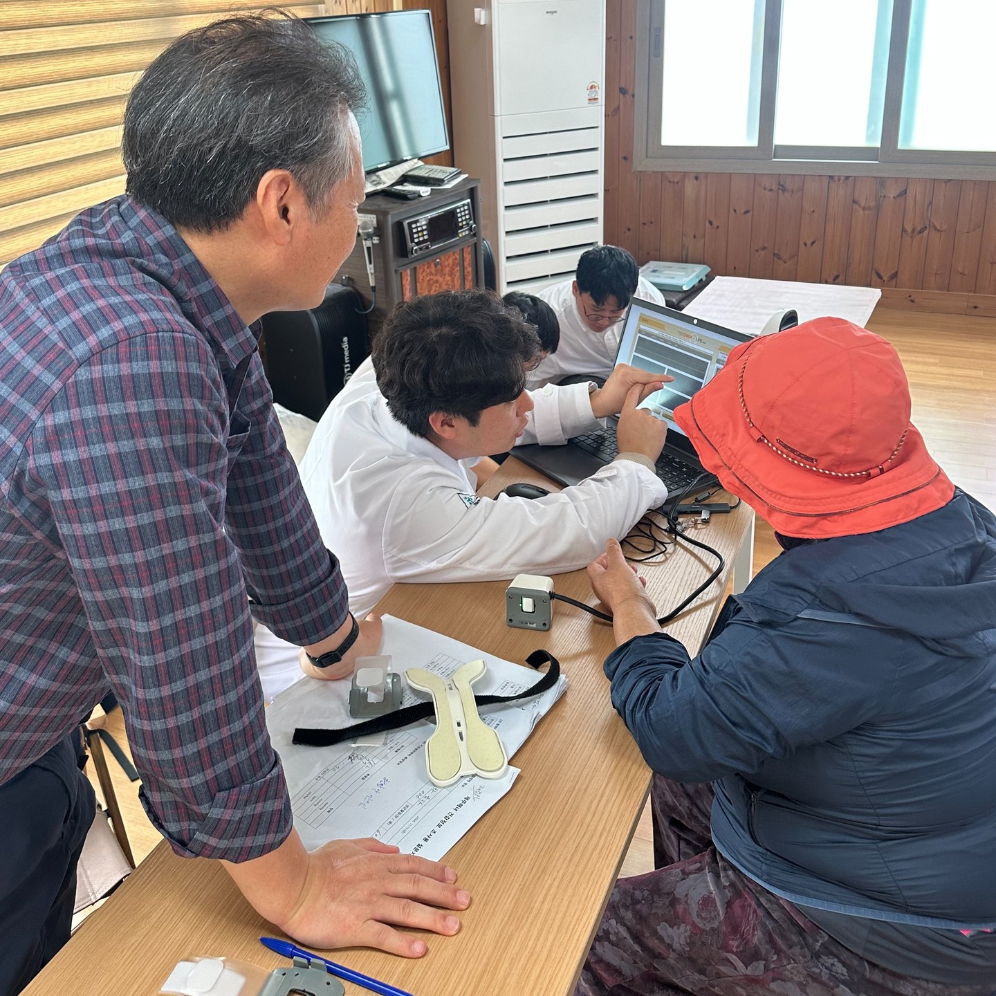 🌊제주해녀 실증사업 신규어촌계 스마트워치⌚️ 교육 및 건강정보 수집🧑‍💻
(옹포어촌계, 2024. 11. 15.)

☝️신규어촌계 스마트워치 배부 및 사용법 교육
✌️맥진기를 통한 고유질환 건강정보 수집

#제주한의약연구원 #제주해녀 #디지털헬스케어 #건강정보데이터 #스마트워치 #제주해녀 #해녀문화