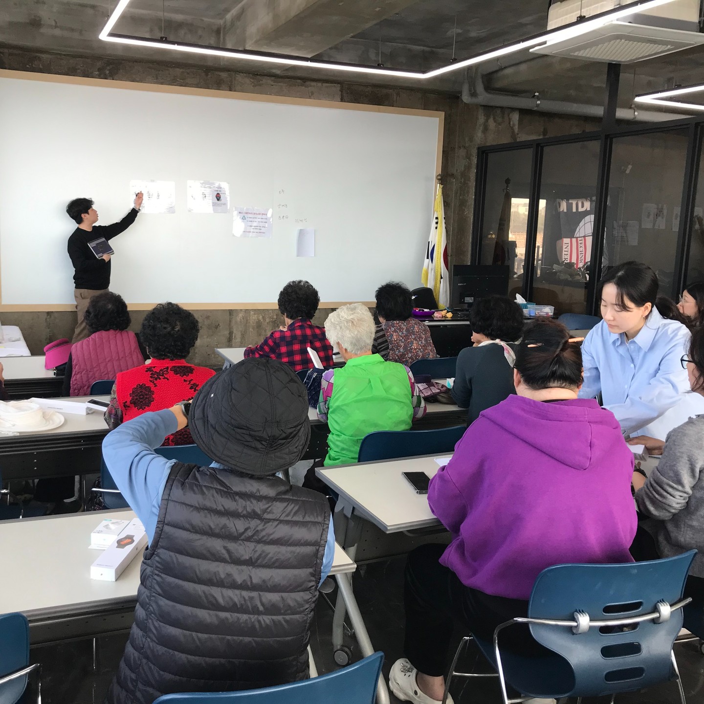 🌊제주해녀 실증사업 신규어촌계 스마트워치⌚️ 교육 및 건강정보 수집🧑‍💻
(신창어촌계, 2024. 11. 13.)

☝️신규어촌계 스마트워치 배부 및 사용법 교육
✌️맥진기를 통한 고유질환 건강정보 수집

#제주한의약연구원 #제주해녀 #디지털헬스케어 #건강정보데이터 #스마트워치 #제주해녀 #해녀문화