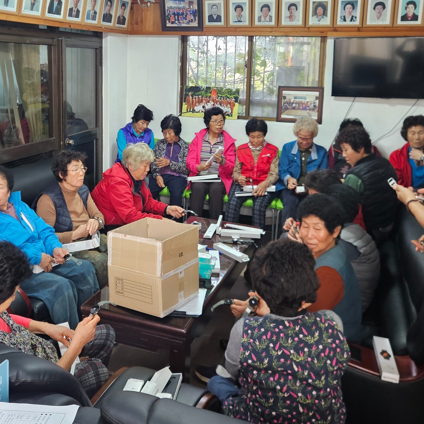 🌊제주해녀 실증사업 신규어촌계 스마트워치⌚️ 교육 및 건강정보 수집🧑‍💻
(고산어촌계, 2024. 11. 12.)

☝️신규어촌계 스마트워치 배부 및 사용법 교육
✌️맥진기를 통한 고유질환 건강정보 수집

#제주한의약연구원 #제주해녀 #디지털헬스케어 #건강정보데이터 #스마트워치 #제주해녀 #해녀문화