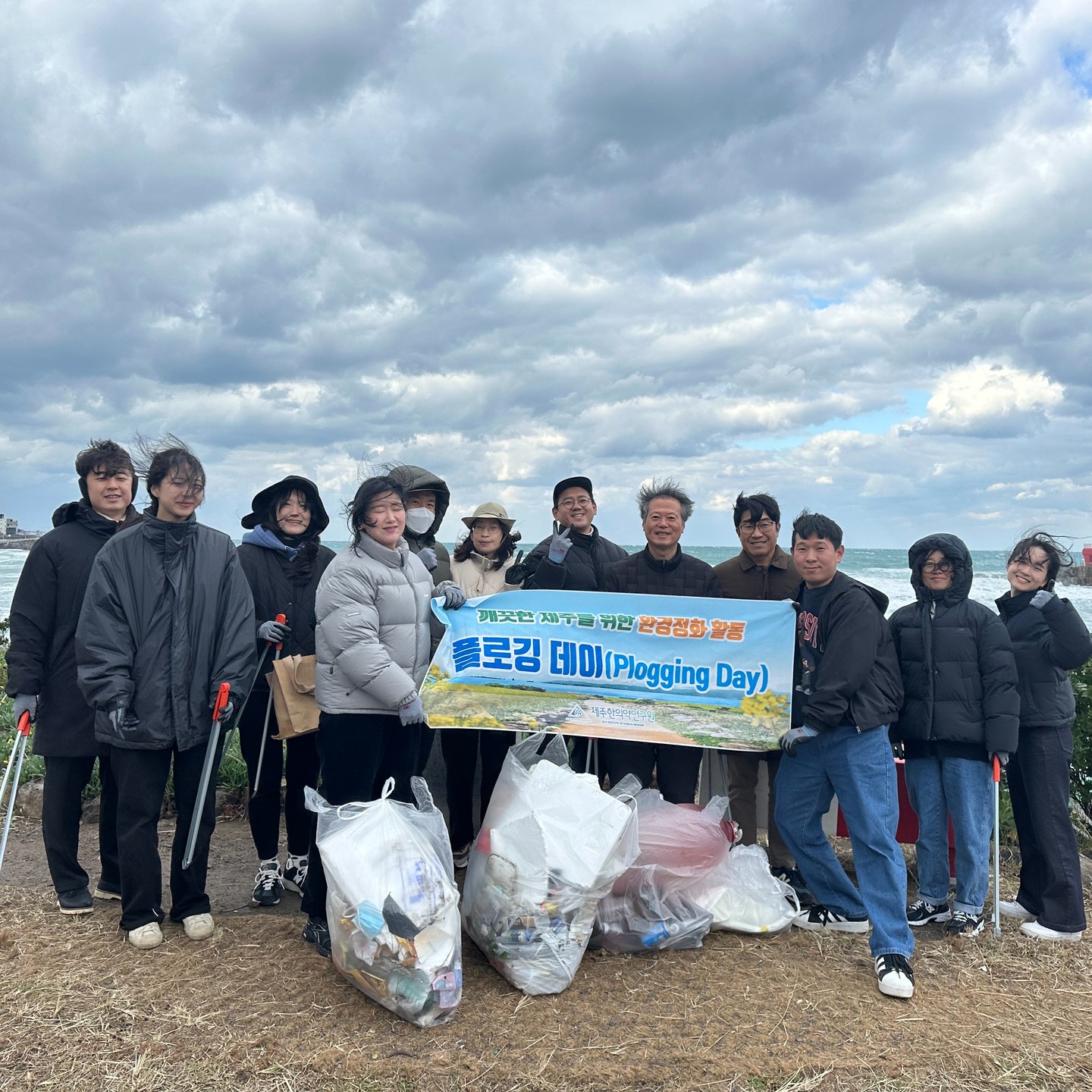 제주한의약연구원, ESG 실천 이호테우해변 플로깅(2024. 11. 29.)

재단법인 제주한의약연구원(원장 송민호)은 지난 29일 ESG 경영 실천을 위해 제주 이호테우해변 일대 플로깅(Plogging)을 진행했다고 밝혔다. 

플로깅은 조깅을 하면서 길가의 쓰레기를 수거하는 활동이며, 한의약연구원은 ‘2040 플라스틱 제로섬 제주’ 실현과 지속 가능한 환경 보호를 위해 플로깅을 진행했다. 

송민호 원장은 “작은 실천이 모여 제주의 환경을 더욱 깨끗이 만들 수 있다. 앞으로도 ESG 경영을 실천하면서 지역 사회와 함께 기속 가능한 미래를 만들어가겠다”고 말했다. 

제주 전통 약용 식물을 기반으로 한의학 연구에 기여하는 한의약연구원은 지난 4월에도 권제오름 일대에서 플로깅을 진행한 바 있다. 

출처 : 제주의소리(http://www.jejusori.net)

#제주한의약연구원 #플로깅 #환경정화활동 #esg경영