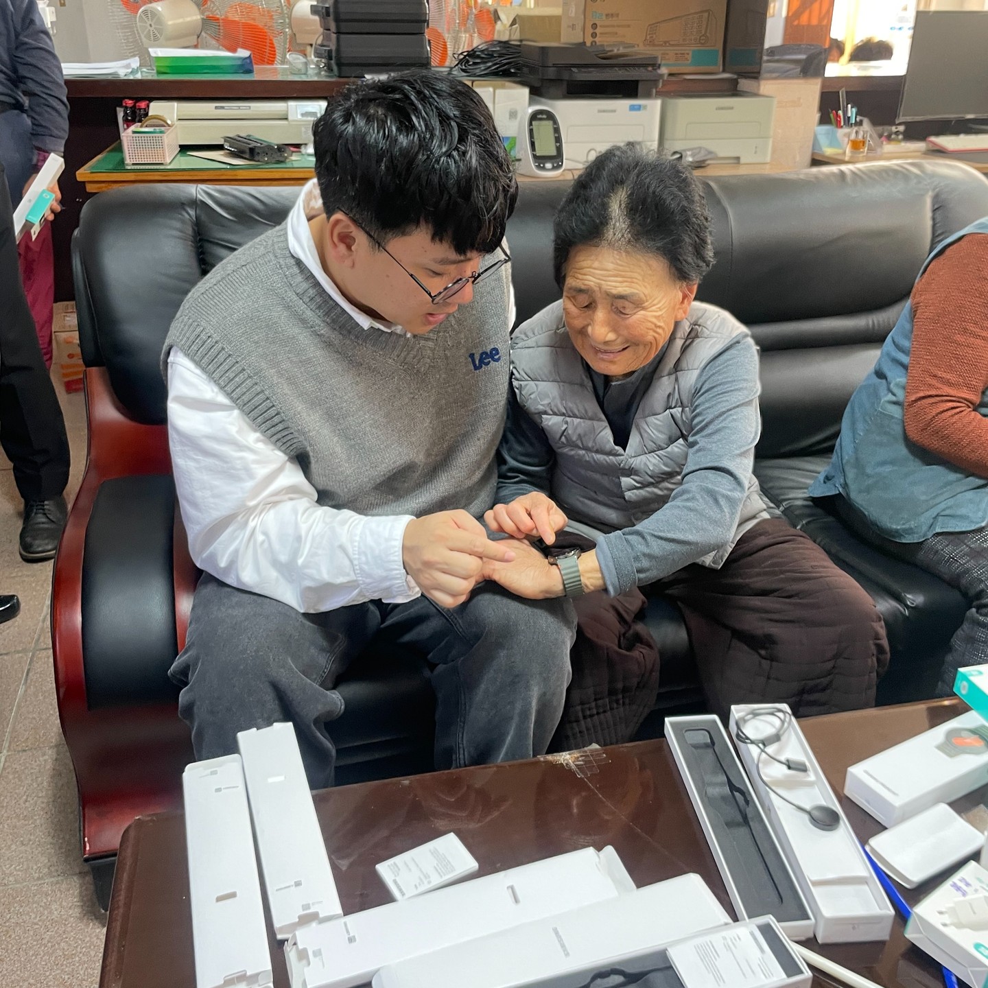 제주한의약연구원은 제주 해녀분들의 건강을 체계적으로 관리하고, 전통 해녀 문화를 지속 가능하게 보존하기 위해 "제주 해녀 헬스케어 서비스 실증사업"을 진행하고 있습니다.👩‍⚕️🔬
이 사업은 디지털 헬스케어 기술을 기반으로 해녀분들의 건강 데이터를 실시간으로 모니터링해 원격대응함으로써 조업 중 발생할 수 있는 건강문제와 사고를 사전에 차단해 제주해녀 공동체 문화를 지속하는데 목적을 두고 있습니다.🌊🧑‍💻

스마트워치를 활용해 해녀분들의 맥박수, 산소포화도, GPS 데이터 등을 수집하고, 이를 통해 작업 중 발생할 수 있는 건강 문제를 조기에 발견하고 예방하는 시스템을 구축하고 있습니다. 특히, 이렇게 축적된 건강 정보 데이터는 향후 개별 맞춤형 한의학적 진단과 치료뿐만 아니라, 해녀분들의 건강 상태를 장기적으로 모니터링하고 분석하는 데 중요한 기반이 됩니다.⌚️🧭

🎈
이번 현장에서는 해녀분들께 스마트워치 사용법을 교육하고, 한의학의 진단 기술인 맥진기를 활용한 건강 진단 서비스를 제공하여 해녀들이 안전하고 지속 가능한 작업 환경을 구축하는 데 기여할 것으로 기대됩니다.👏

앞으로도 디지털 헬스케어와 한의학적 진료를 융합하여 제주 해녀분들의 생명과 전통 문화를 보호하는 데 최선을 다하겠습니다.🤗👍❤️

#제주한의약연구원 #제주해녀 #디지털헬스케어 #건강정보데이터 #스마트워치 #제주해녀 #해녀문화