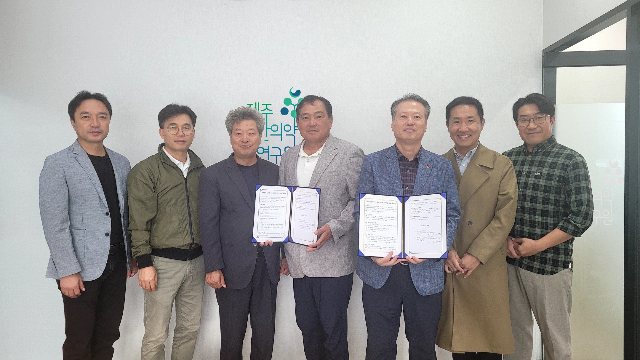 제주한의약연구원, 제주 최초 기능성표시식품 마을기업 기술이전(2024. 10. 25.)

재단법인 제주한의약연구원(원장 송민호)과 농업회사법인㈜제주신흥진피(대표 김조만)는 25일 제주한의약연구원 본원에서 ‘펠롱플러스(기능성표시식품) 제품 개발’에 관한 기술사용 계약을 체결했다.

제주한의약연구원이 개발한 ‘펠롱플러스’는 진피의 혈당상승 억제, 혈중 중성지질 개선 효능을 기반으로 하며, 지난 21년 신흥1리에서 생산된 진피를 활용하여 도내 1호 기능성표시식품으로 등록된 바 있다.

이번 협약은 양 기관이 지속적인 상호 협력관계를 유지하고 지역경제활성화를 도모하기 위해 추진되었으며 농업회사법인㈜제주신흥진피는 제주한의약연구원에서 개발한 기능성표시식품 개발에 관한 전반적인 기술노하우를 양도 받게 된다.

농업회사법인㈜제주신흥진피 김조만 대표는 “지역경제 발전 차원에서 많은 연구와 노하우가 집약된 기술을 양도해 준 연구원에 감사 드린다”며 “이러한 공공성이 마을 경제 활성화로 이어질 수 있도록 더욱 노력하겠다"고 밝혔다.

송민호 원장은 “신흥리에서 생산된 원료를 활용하여 개발된 기술을 다시 마을에 제공할 수 있어 매우 뜻깊다"며 “연구원에서 개발된 기술이 지역과 상생하도록 하는 것이 연구원의 역할이며, 앞으로도 이러한 역할을 계속하여 수행해 나가겠다"고 말했다. <헤드라인제주>

출처:헤드라인제주(http://www.headlinejeju.co.kr)

#제주한의약연구원 #제주진피 #기술이전