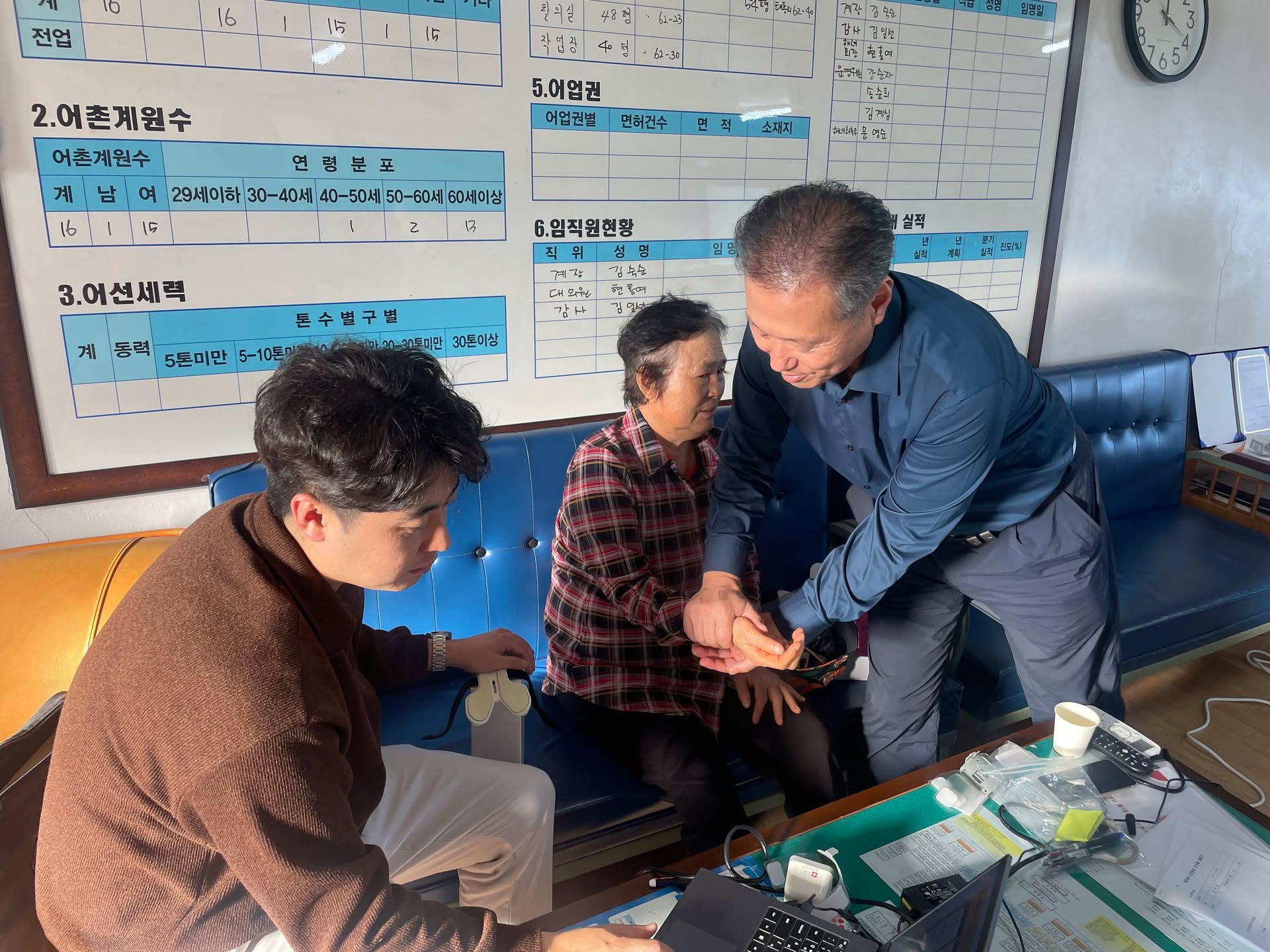 해녀대상 맥진기 이용 건강정보 수집(태흥리)(2024. 10. 24.)

#제주한의약연구원 #제주해녀헬스케어 #맥진기 #건강정보