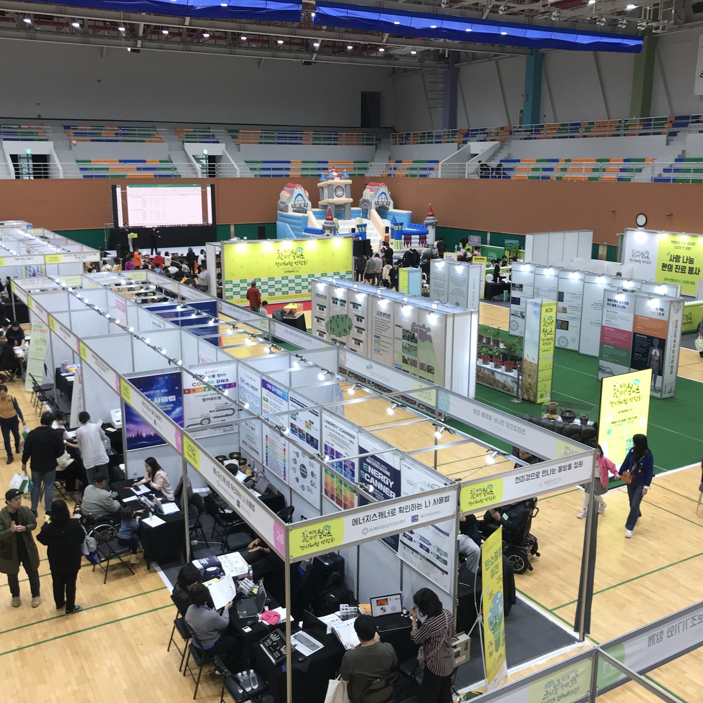 💚제3회 제주 한의약 웰니스 전시체험 박람회가 많은 분들의 관심과 참여 속에 성공적으로 마무리되었습니다!💚

함께해주신 도민 여러분께 감사드리며, 한의약과 웰니스를 통해 몸과 마음의 건강을 되돌아볼 수 있는 소중한 시간이 되었기를 바랍니다🙏❤
내년에도 더 좋은 프로그램으로 돌아오겠습니다. 앞으로도 여러분의 건강한 일상에 제주한의약연구원이 함께하겠습니다!👩‍⚕

내년에 다시 만나요🧘‍♂🌿

#제주한의약연구원 #제주한의약웰니스전시체험박람회 #제주특별자치도 #하루한방 #건강한동행 #감사합니다 #내년에또만나요