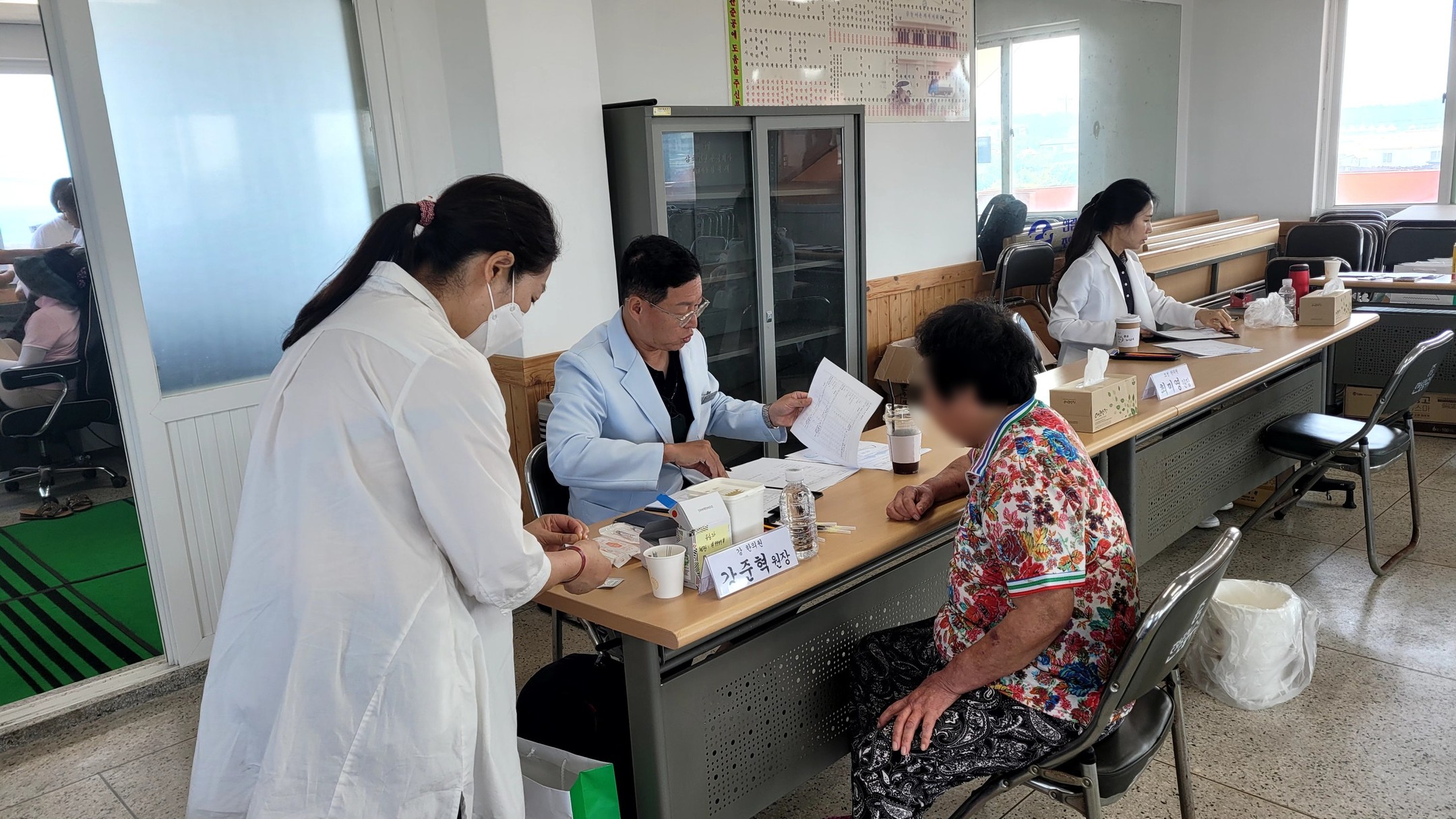 제주한의약연, 해녀 대상 한의공공 서비스 사업 실시

-조업사고 예방 위한 한의 진료 및 상담 진행 ‘큰 호응’-

[한의신문=강환웅 기자] 재단법인 제주한의약연구원(원장 송민호·이하 연구원)은 25일 금능리에 위치한 어촌계 회의실에서 제주해녀를 대상으로 한의 진료 및 상담 등 한의 공공의료 서비스 사업을 진행했다.

연구원 주관으로 진행된 이번 한의공공 서비스 사업에서는 한의 진료와 상담을 통해 해녀들의 건강상태를 진단, 건강문제로 발생될 수도 있는 조업사고를 사전에 예방코자 추진됐다.

이를 위해 연구원에서는 해녀들이 갖고 있는 건강정보를 확인하고, 제주도한의사회에서는 방소영·최미영·강준혁·박주형 한의사와 간호사들이 함께 한의 진료 및 상담 서비스를 실시했다.

송민호 원장은 “제주의 중요한 공동체 문화인 제주해녀의 안전사고는 지난해 전년과 비교해 2배 이상 증가했다”면서 “이에 이번 한의공공의료 서비스 사업이 제주해녀 안전사고 예방에 조금이나마 도움이 되었으면 한다”고 밝혔다.

송 원장은 이어 “앞으로도 연구원은 제주해녀들의 건강상태를 사전진단하고 안전사고 발생시에도 스마트워치를 통해 실시간 대처할 수 있도록 최선을 다하겠다”고 덧붙였다.

한편 연구원은 지난 2017년부터 제주 도민들을 대상으로 비만 및 월경곤란증을 개선하기 위한 한의진료 서비스 사업을 지속해 오고 있다.

출처 : 한의신문(https://www.akomnews.com/)

#제주한의약연구원 #제주해녀 #한의공공의료서비스 #한의진료