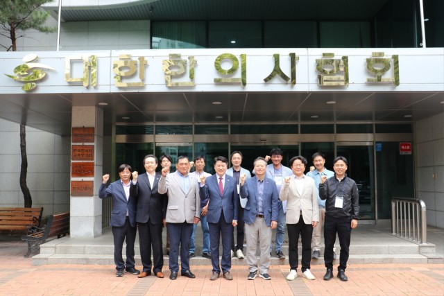 한의협-제한연, 제주 한의약 산업 발전 위해 ‘적극 협력’(2024. 5. 30.)

윤성찬 회장 “제주 지역 한약재 활성화 위한 역할 강구할 것”
송민호 원장 “제주만의 한약재 국민건강 증진에 기여할 수 있어”

대한한의사협회(회장 윤성찬)는 30일 협회관 중회의실에서 제주한의약연구원(원장 송민호)과 제주 한의약 자원을 활용한 한의약 산업 발전을 위한 간담회를 진행했다.

이날 윤성찬 회장은 환영사를 통해 “제주도는 지역 내 한의약 육성 계획을 위해 한의약연구원도 설립하는 등 한의약 발전을 위해 굉장히 적극적으로 활동하는 모범적인 지자체라고 생각한다”며 “오늘 마련된 자리를 통해 여러 애로사항도 파악하고, 제주도가 가지고 있는 대표적인 한약재인 ‘진피’를 비롯한 많은 지역 내 한약재를 활성화시키기 위한 역할을 하기 위한 방안이 나오길 바란다”고 말했다.

또한 송민호 원장은 인사말에서 “진피를 비롯한 동의보감 안에 머물러 있었던 다양한 한약재들이 현실 속에서 국민건강 증진에 많은 도움을 줄 수 있다는 결과물을 보여드리기 위해 최선을 다하고 있다”며 “감귤을 비롯한 제주도의 대표적인 작물과 한약재들을 활용한 한의약 산업 발전을 위해 협회에서도 많은 도움을 주시기를 부탁드린다”고 밝혔다.

이어진 간담회에서는 △제주도 대표 한약재 ‘진피’에 대한 소개 △서귀포시 농촌 신활력 플러스 사업 거점시설(감귤본색 가공센터) 소개 △한약재 생산 과정 △한약재 관련 연구 진행 상황 등 제주도 내의 한의약 관련 산업 현황 등을 공유하는 한편 한의약 산업의 활성화를 위한 방안도 논의됐다.

윤성찬 회장은 “제주 지역의 한의약 자원의 가치에 대해 알기 쉽게 설명을 해주셔서 감사드린다”며 “대한한의사협회도 제주한의약연구원과 지속적인 협력을 통해 제주 한의약 산업의 새로운 미래를 열기 위해 최선을 다할 것”이라고 강조했다.

출처 : 한의신문(https://www.akomnews.com/)

#제주한의약연구원 #대한한의사협회 #제주한약재 #한의약산업