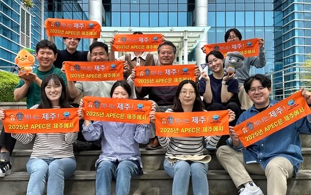 제주한의약연구원, APEC제주 유치 기원 챌린지 동참(2024. 5. 28.)

제주한의약연구원은 APEC정상회의 제주 유치의 성공을 기원하며 연구원 직원들이 ‘2025 APEC 제주 유치 기원 챌린지’에 참여했다고 밝혔다.

이번 챌린지는 제주 지역 공공기관들이 연달아 참여하는 릴레이 방식이다. 2025년 우리나라에서 열리는 APEC 정상회의 제주 개최를 염원하는 목적이다.

제주한의약연구원은 “제주의 대표 상징인 한라봉을 형상화한 부라봉 캐릭터 인형과 함께 힘찬 응원의 메시지를 전달했다”고 설명했다.

출처 : 제주의소리(http://www.jejusori.net)

#제주한의약연구원 #제주특별자치도 #제주apec #제주apec개최기원 #apec제주유치 #apec제주유치기원 #부라봉