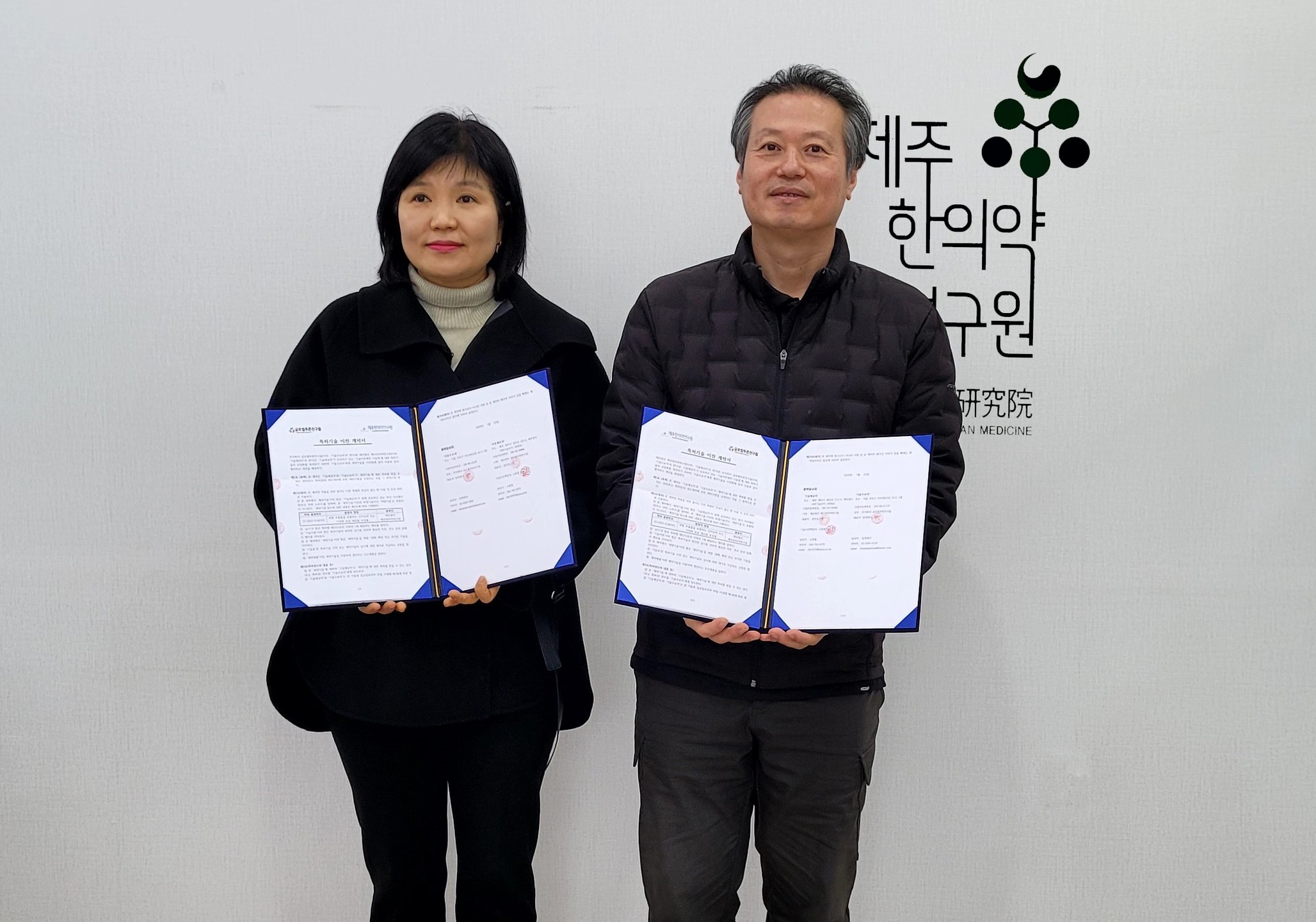 제주한의약연구원, 인지능력-기억력 개선 ‘치료제 특허’ 기술이전 (2024. 1. 23.)

재단법인 제주한의약연구원(원장 송민호)이 인지능력과 기억력을 개선하는 치료제 개발기술을 민간기업에 이전하는 데 성공했다. 

제주한의약연구원은 23일 ㈜글로벌푸른친구들(대표 임데레사)과 인지능력 또는 기억력 개선 치료제 개발기술 관련 기술이전 계약을 체결했다고 밝혔다.

제주한의약연구원이 개발한 기술은 집중력, 단기기억, 장기기억, 논리성, 운동조절 능력 등 인지능력과 기억력 손상을 개선하는 효과를 나타낸 한약재 조성물 기능성 특허다. 

이번 계약을 통해 ㈜글로벌푸른친구들은 제주한의약연구원이 개발한 기술 특허 권리를 양도받게 됐다. 더불어 두 기관은 중소벤처기업부가 지원하는 건강기능식품개발 과제를 수행하는 등 후속 연구를 진행 중이다. 

㈜글로벌푸른친구들 관계자는 “제주한의약연구원이 개발한 한약재 조성물을 건강기능식품 원료로 등재한 뒤 국내외 시장에 상용화할 수 있도록 사업화할 예정”이라고 밝혔다. 

송민호 원장은 “제주한의약연구원이 개발한 기술은 제주 주요 한약재의 인지능력 및 기억력 개선에 대한 가능성을 검증하고자 진행했던 연구”라면서 “앞으로도 제주 한의약 자원들이 가진 시장성과 과학적 가치를 재증명해 다양한 고부가가치 소재로 개발할 수 있도록 노력하겠다”고 말했다.

출처 : 제주의소리(http://www.jejusori.net)

#제주한의약연구원 #인지능력 #기억력 #특허 #기술이전