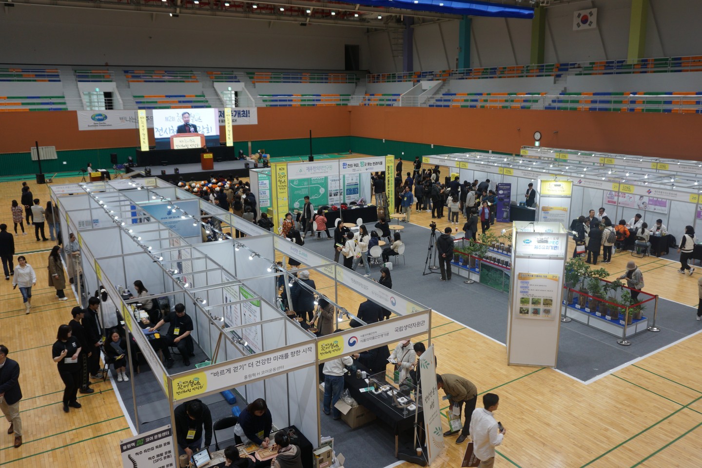 ⭐️
제2회 제주 한의약 웰니스 전시체험 박람회 '제주가 선물하는 건강한 한방, 한의약이 전하는 힐링 이야기!' 🌿(2023. 11. 11.)
"건강과 행복 찾는 ‘제주 한의약 웰니스’ 박람회 성황리 마쳐"
변화하는 몸의 소리를 듣고 건강과 행복을 찾는 한의약 전시체험 박람회가 성황리에 막을 내렸다.
제주특별자치도와 (재)제주한의약연구원(원장 송민호)은 지난 11일부터 이틀간, 제주복합체육관과 12일 탐라장애인종합복지관에서 ‘제2회 제주 한의약 웰니스 전시체험 박람회’를 개최했다.
‘웰니스(Wellness)’는 웰빙(wellbeing)과 행복(happiness), 건강(fitness)의 합성어로 신체적 건강함은 물론 정신적 건강함을 넘어 개인의 삶의 질 향상과 행복을 찾아가는 삶의 방식을 말한다.
이번 박람회는 도민들의 몸과 마음을 건강하게 할 다양한 한의약 자원을 소개하고, 관련 상담과 체험기회를 제공하기 위해 마련됐다. 현대인의 고립감과 외로움을 치유할 수단으로써 한의약의 가능성을 모색하는 자리다.
‘제주가 선물하는 건강한 한방, 한의약이 전하는 힐링 이야기’를 주제로 열린 박람회는 제주도한의사회, 탐라장애인종합복지관, 제주국가생약자원관리센터, 제주안전교육센터, 한국생산기술연구원, 원광대 장흥통합의료병원, 원광대 한의과대학, 원광대 한방병원 등이 후원했다.
첫날인 11일 오전 제주복합체육관에서 열린 개막식에는 김희현 정무부지사, 송재호 국회의원(제주시 갑), 제주특별자치도의회 이승아.강성의.현지홍.이경심.원화자 의원 등 주요 인사와 시민 등이 대거 참석했다.
박람회에서는 △도민 대상 공공 한의진료 및 상담 △제주 한의약자원 전시 △제주 한의약소재 활용 향토 약선음식 전시 △건강한 생활을 위한 바른 걷기, 체형 교정 및 요가 체험 △초음파 기기 및 한의약 의료기기 체험 △스트레스 지수 측정, 뇌파 검사 체험 등이 진행됐다.
또 △발달장애인 및 돌봄가족 웰니스 힐링 라이프 체험 △한약재 활용 향낭, 비누 제작 등 만들기 체험 △반려동물과 함께하는 건강 및 친환경 플로깅 △AI 진단을 통한 체질별 한방차 시음 △나와 가족을 살리는 심폐소생술 교육 및 체험 △흙 놀이하며 동심으로 돌아가 건강 찾기 등 다채로운 프로그램이 운영됐다.
1000여 명의 방문객이 찾은 가운데 모두가 함께하는 플래시몹 퍼포먼스부터 어르신과 함께하는 생활 댄스 경연대회도 펼쳐졌다. 탐라장애인복지관에서는 발달장애인 및 돌봄 가족 대상 한의 진료 봉사활동도 이뤄졌다.
송민호 원장은 “한의약의 오랜 전통에는 웰니스라는 몸과 마음이 행복함에 이르는 길을 ‘양생’이라고 부르며, 그 치유 경험을 정리했다”며 “최근 100여 년간은 사상체질과 형상 의학을 통해 음식과 운동 및 정서적 영역까지 고려, 치료와 관리를 병행해 왔다”고 말했다.
이어 “코로나19가 한창일 시기 제주도는 전 국민의 몸과 마음의 안식처였다. 이런 제주에서 한의약으로 양생의 길을 펼치는 웰니스는 가장 시의적절하고 지역과 함께 발전할 수 있는 영역”이라고 강조했다.
그러면서 “건강과 행복은 동서고금을 막론하고 모두가 추구하는 목표며 그 길은 실로 다양하다. 한의약과 웰니스로 가는 길 박람회가 건강한 생활의 길을 찾아 나가는 데 도움 되길 희망한다”고 밝혔다.
출처 : 제주의소리(http://www.jejusori.net)
#제주한의약연구원 #제주특별자치도 #제주한의약웰니스전시체험박람회