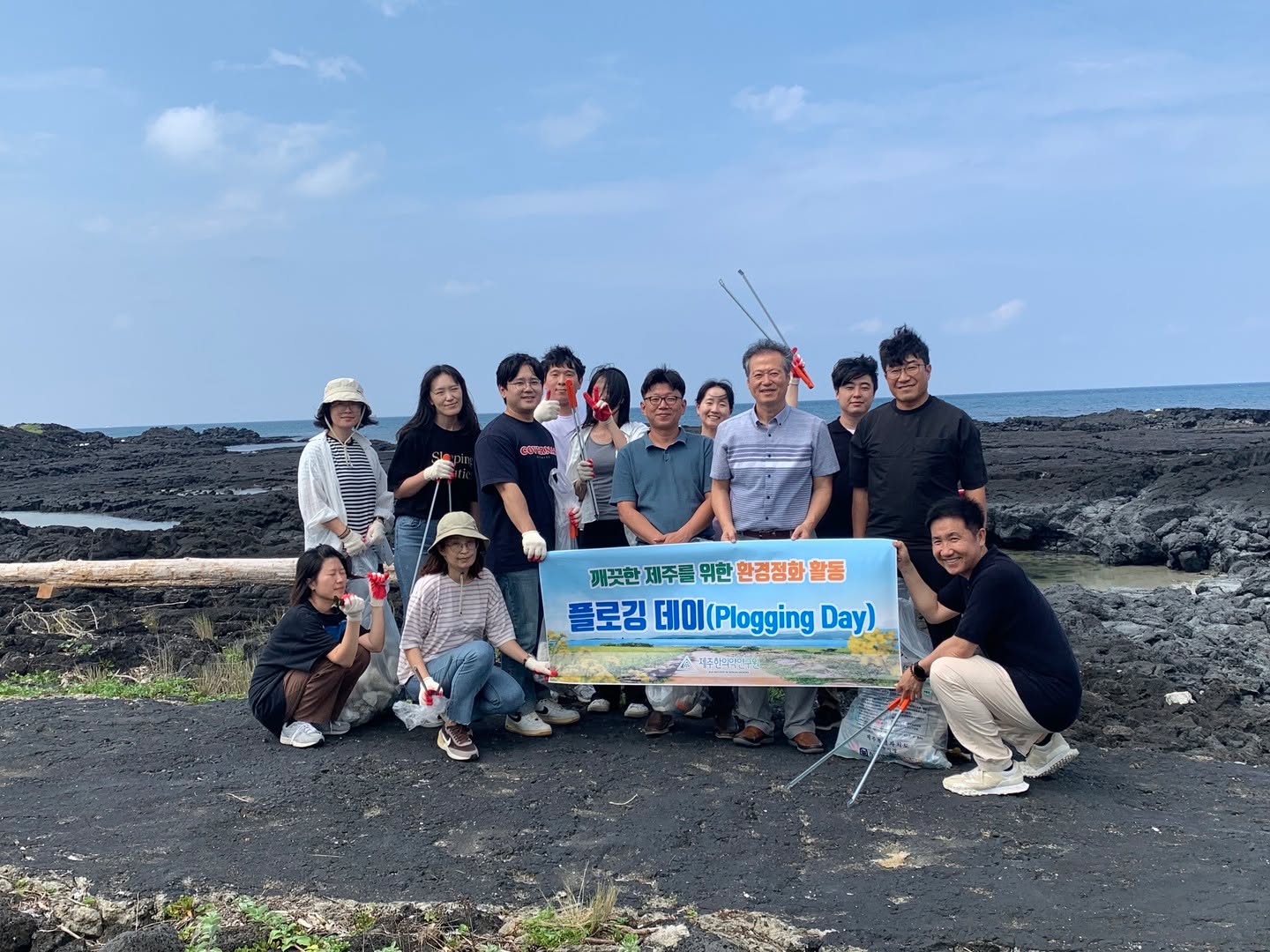 제주한의약연구원, 김녕해수욕장 환경정화 ‘구슬땀’ (2023. 9. 19.)

재단법인 제주한의약연구원이 깨끗한 제주를 만들기 위한 환경정화 활동에 구슬땀을 흘렸다.

제주한의약연구원은 지난 19일 김녕해수욕장 일대에서 지역사회 환경보호와 ESG 경영실천을 위한 ‘깨끗한 제주를 위한 환경정화활동(Plogging Day)’을 진행했다고 20일 밝혔다. 

제주한의약연구원은 ‘2040 플라스틱 제로섬 제주’ 실현과 ESG 경영실천 일환으로 이번 캠페인을 추진했다.

직원 14명이 참여한 가운데 진행된 이번 활동에서 제주한의약연구원은 해안가를 걸으며 무단투기 된 생활쓰레기와 폐어구, 폐플라스틱, 스티로폼 등 각종 해양쓰레기를 수거했다. 앞선 4월에는 큰노루손이오름 근처에서 쓰레기를 줍는 플로깅 활동을 진행하기도 했다. 

제주한의약연구원은 동의보감에 담긴 애민정신을 바탕으로 선조들의 치료 전통을 잇고 21세기가 요구하는 의료 가치를 실현해오고 있다. 척박한 땅, 돌 틈을 비집고 자라온 끈질긴 생명력의 제주 자생 식물을 바탕으로 한의약 연구에 공을 들이고 있다. 

출처 : 제주의소리(http://www.jejusori.net)

#제주한의약연구원 #환경정화활동 #플로깅데이 #ploggingday #환경보호 #esg경영 #2040플라스틱제로섬제주