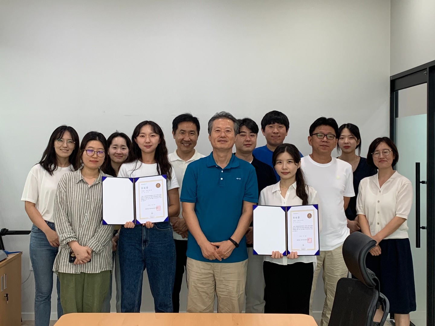 한의학 특성화 실습교육-부산대학교 현장실습 수료식(2023. 7. 28.)

제주한의약연구원(원장 송민호)은 지난 28일 제2회 한의약 글로벌 연구 전문인력 양성 특성화 과정에 참여한 부산대 한의과전문대학원 특성화 실습생 대상 수료식을 개최했다고 밝혔다. 

이번 특성화 교육과정은 한의약 전문 인력양성을 위한 제주한의약연구원의 사회적 책임 및 공헌 활동 일환으로 추진됐다. 

제주한의약연구원과 부산대 한의과전문대학원은 한의약 산업화 관련 연구인력을 육성하기 위해 2021년 업무협약을 체결한 바 있다. 

교육 참여자 대상 사전 수요조사를 통해 맞춤형으로 진행된 교육은 제주지역 바이오산업에 대한 전반적인 이해를 돕는 4주 과정으로 편성됐다.

제주한의약연구원 교육과정 주요 내용은 △한약재 원료표준화 △한약재 효능평가 △한의공공 의료서비스 사업 참여 △연구실 안전교육 이수 등이다. 

이번 교육과정에 참여한 부산대 최나연, 이민영 학생은 “전통적으로 사용해왔던 한약재의 세계화를 위해서는 과학적이고 체계적인 효능평가와 안전성에 대한 검증이 반드시 필요하다는 것을 이해할 수 있었다”고 말했다. 

그러면서 “한의공공 의료서비스 참여를 통해 연구원이 지역사회 건강을 위해 공헌하는데 함께 할 수 있어 더욱 뜻깊은 교육과정이었던 것 같다”소감을 밝혔다. 

송민호 원장은 “사전 교류를 통해 최근 과학 트렌드와 대학 눈높이에 맞춘 참여형 커리큘럼을 제공했다”며 “참여 학생들이 한의학의 세계화를 위한 과정들을 이해하는 데 많은 도움이 됐길 바란다”고 말했다. 

그러면서 “향후에도 다양한 과학과 지역 콘텐츠를 융합한 교육 프로그램을 제공, 한의학 가치 증진과 지역산업을 이해할 수 있는 전문인력을 양성하는 데 최선을 다하겠다”고 밝혔다. 

출처 : 제주의소리(http://www.jejusori.net)

#제주한의약연구원 #부산대학교 #한의학 #특성화 #현장실습 #수료식