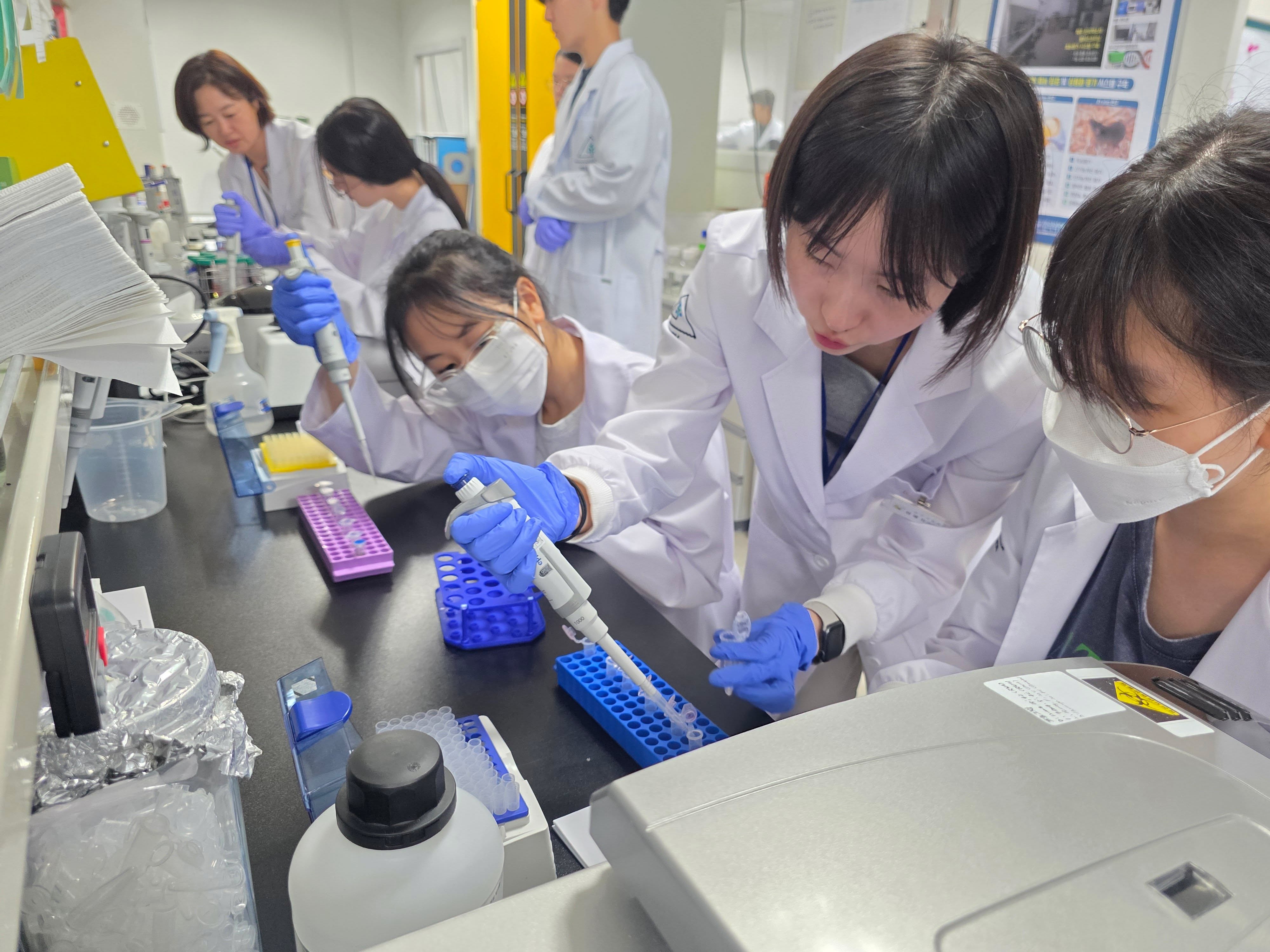 제주 자생 한의약 자원으로 배우는 특별한 연구 체험 🔬

지난 22일(수) 제주과학문화거점센터와 함께 도내 고등학생을 대상으로 '제주 한의약 자원 바이오 소재 연구 진로랩'을 운영했습니다.

이번 프로그램은 제주 자생 한의약 자원을 활용해 전통 의학과 현대 바이오 기술을 함께 이해하고, 실제 연구 과정을 직접 체험하며 바이오·한의약 분야의 진로를 탐색해 보는 시간으로 마련됐습니다.

학생들은 연구실에서 직접 연구자가 되어 제주 유래 소재인 귤피 추출물 등을 활용해 실험을 진행했습니다.

✔ 천연물의 항산화 능력 측정(ABTS·DPPH 분석)
✔ THP-1 세포와 형광현미경을 활용한 면역세포 분화 및 활성산소 관찰
✔ HPLC를 활용한 기능성 화합물 정성·정량 분석

실험을 직접 수행하고 결과를 분석하는 과정까지 경험하며, 바이오 연구가 어떻게 이루어지는지 생생하게 알아볼 수 있는 뜻깊은 시간이었습니다.

앞으로도 제주한의약연구원은 지역의 우수한 한의약 자원을 활용한 연구를 이어가는 것은 물론, 미래 과학 인재들이 다양한 연구를 경험하고 꿈을 키워갈 수 있도록 교육과 체험 기회를 지속적으로 마련하겠습니다 🌱

📌 본 프로그램은 과학기술정보통신부, 복권위원회, 한국과학창의재단, 제주특별자치도의 지원을 받아 '2026년 지역과학문화 역량강화 사업'​의 일환으로 운영되었습니다.

#제주한의약연구원 #제주과학문화거점센터 #한의약 #바이오소재 #진로체험 #청소년교육 #과학체험 #제주청소년 #미래과학자 #지역과학문화
